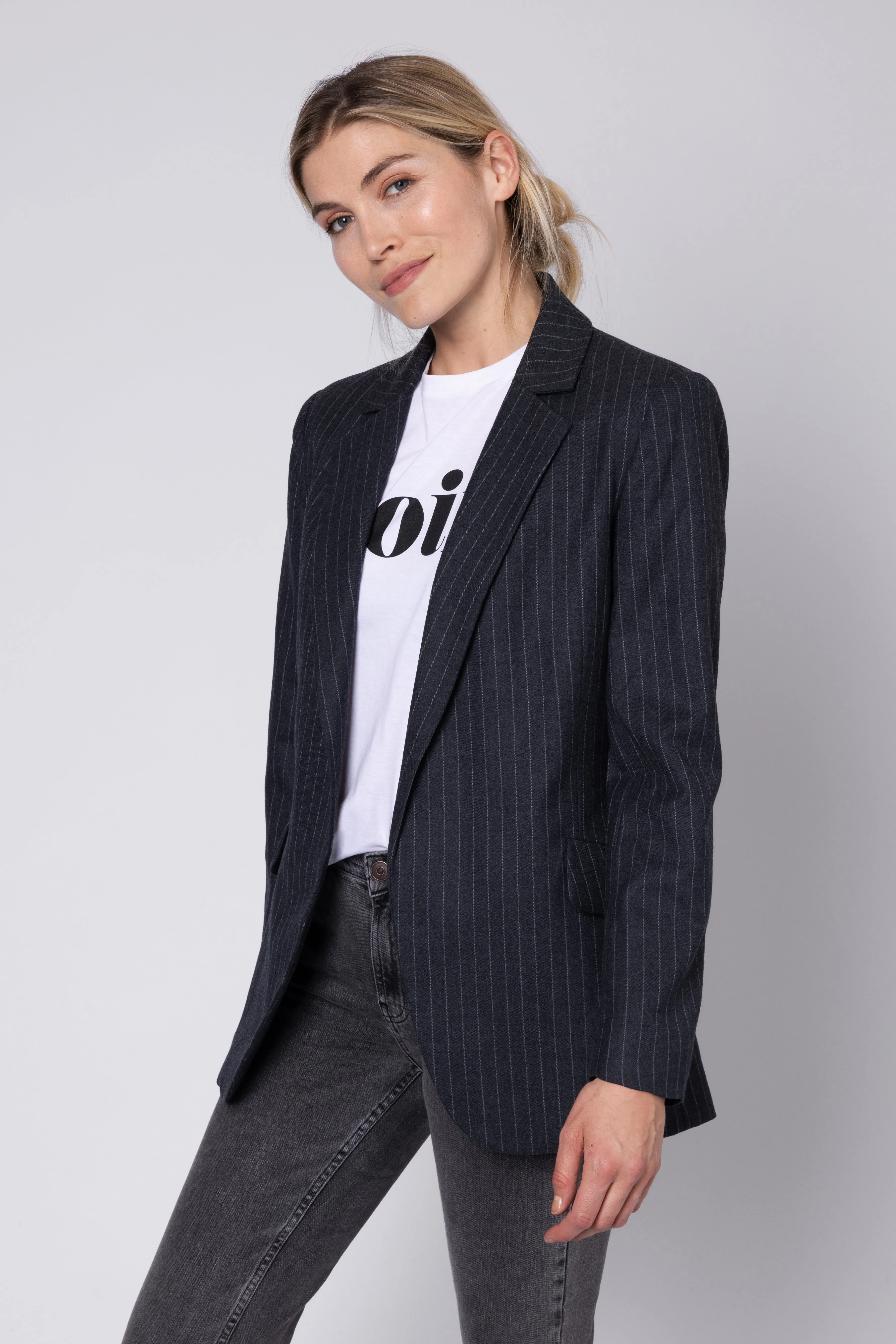 BETTINE WOOL BLEND PINSTRIPE BLAZER (CHARCOAL)