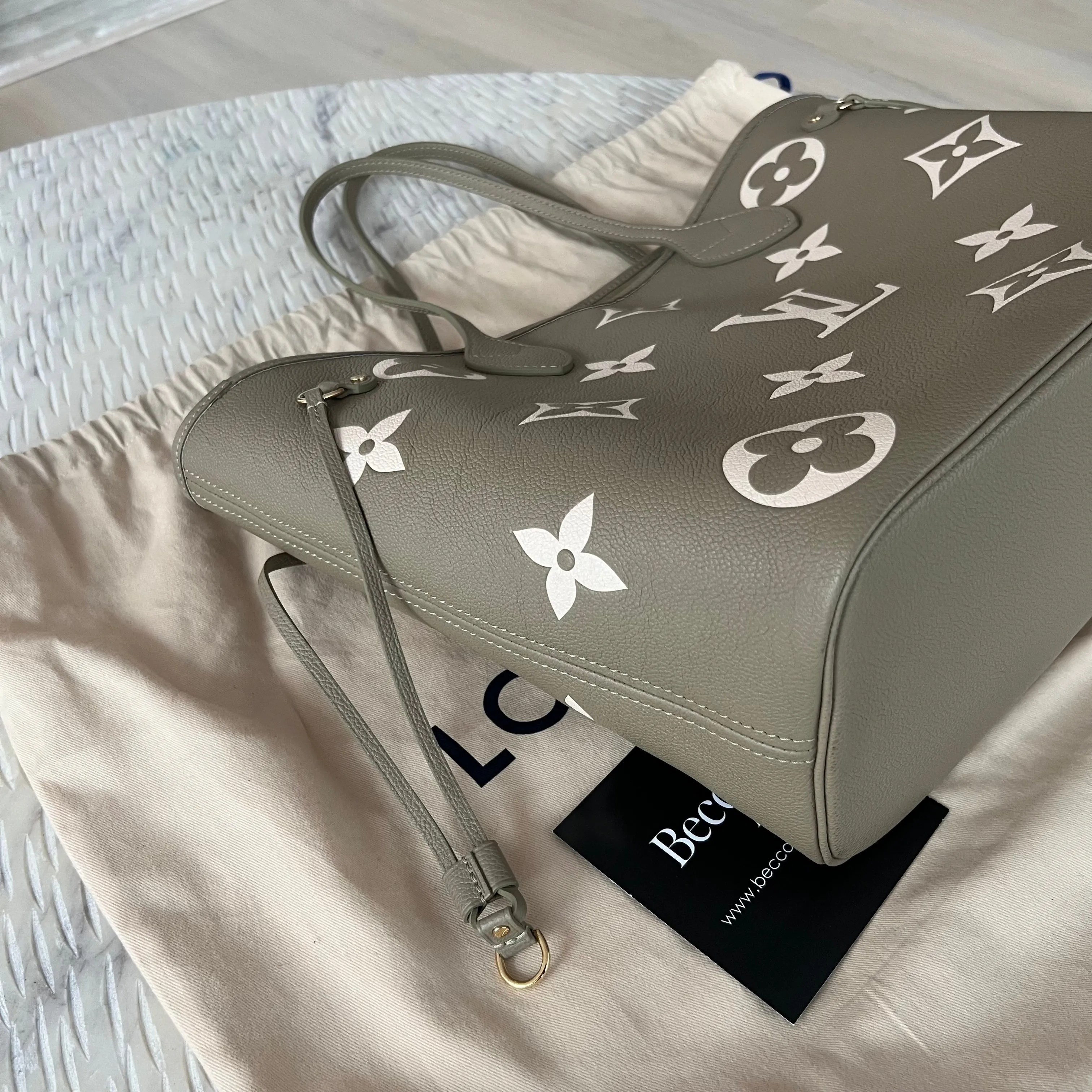 Louis Vuitton Neverfull MM Light
Khaki/Cream