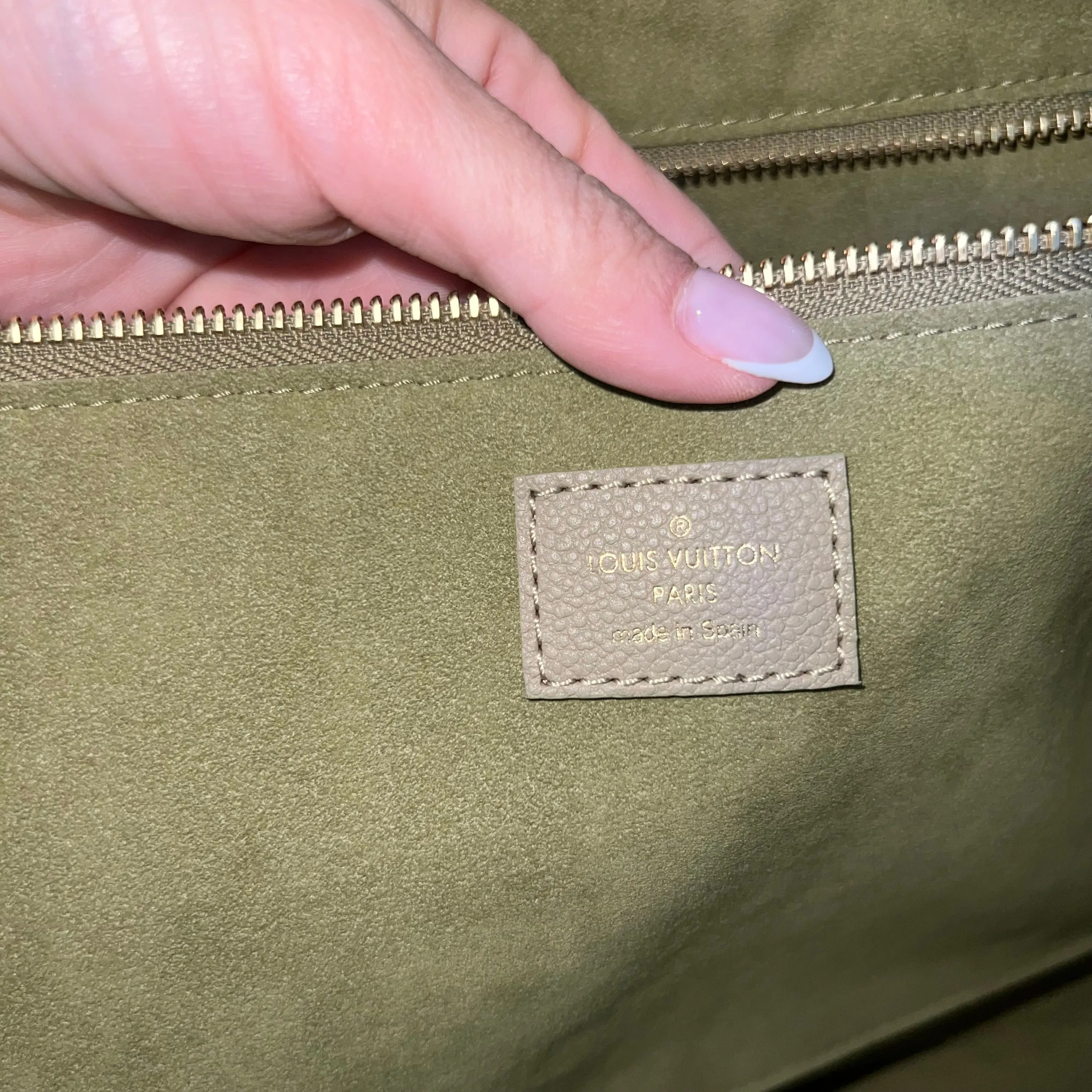 Louis Vuitton Neverfull MM Light
Khaki/Cream