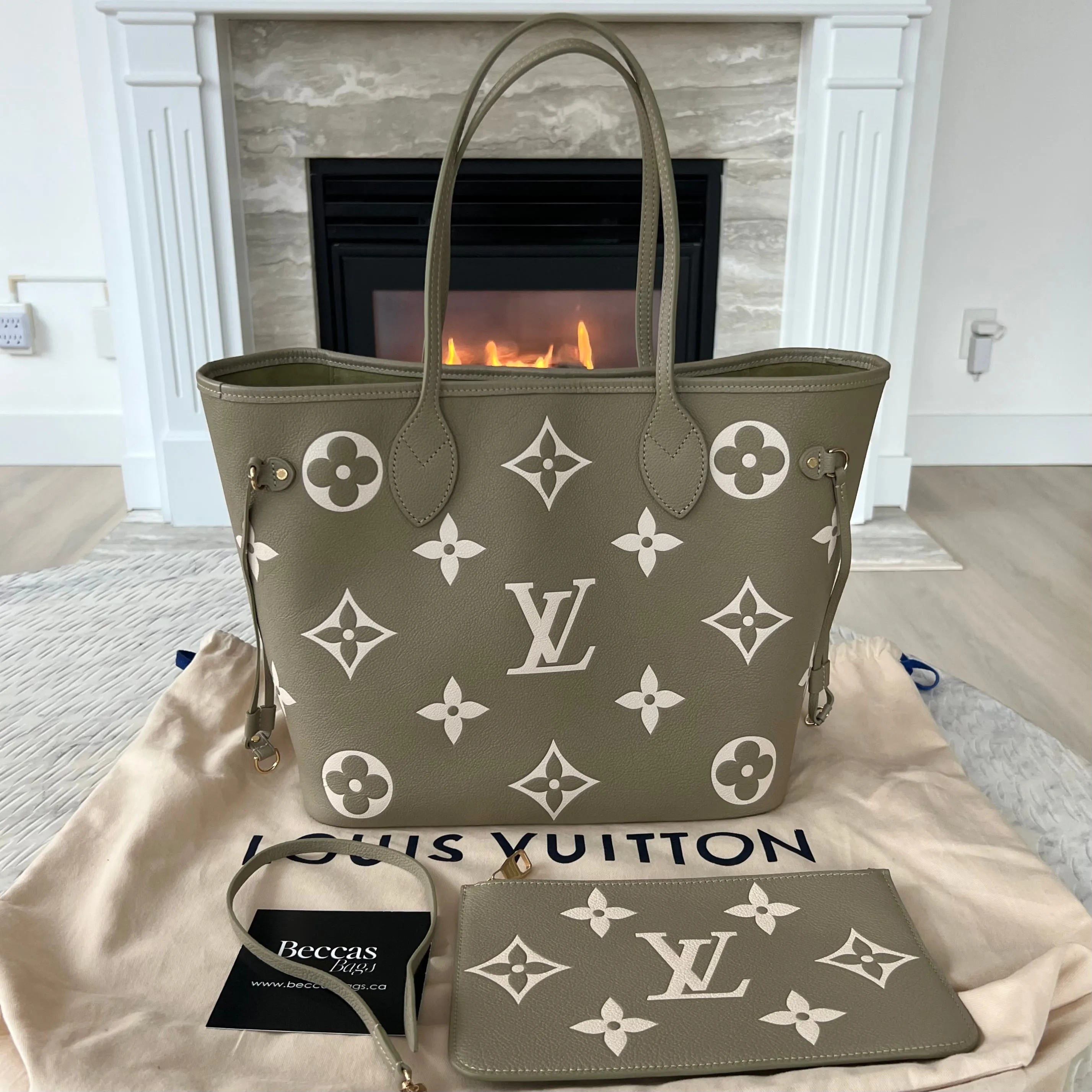 Louis Vuitton Neverfull MM Light
Khaki/Cream