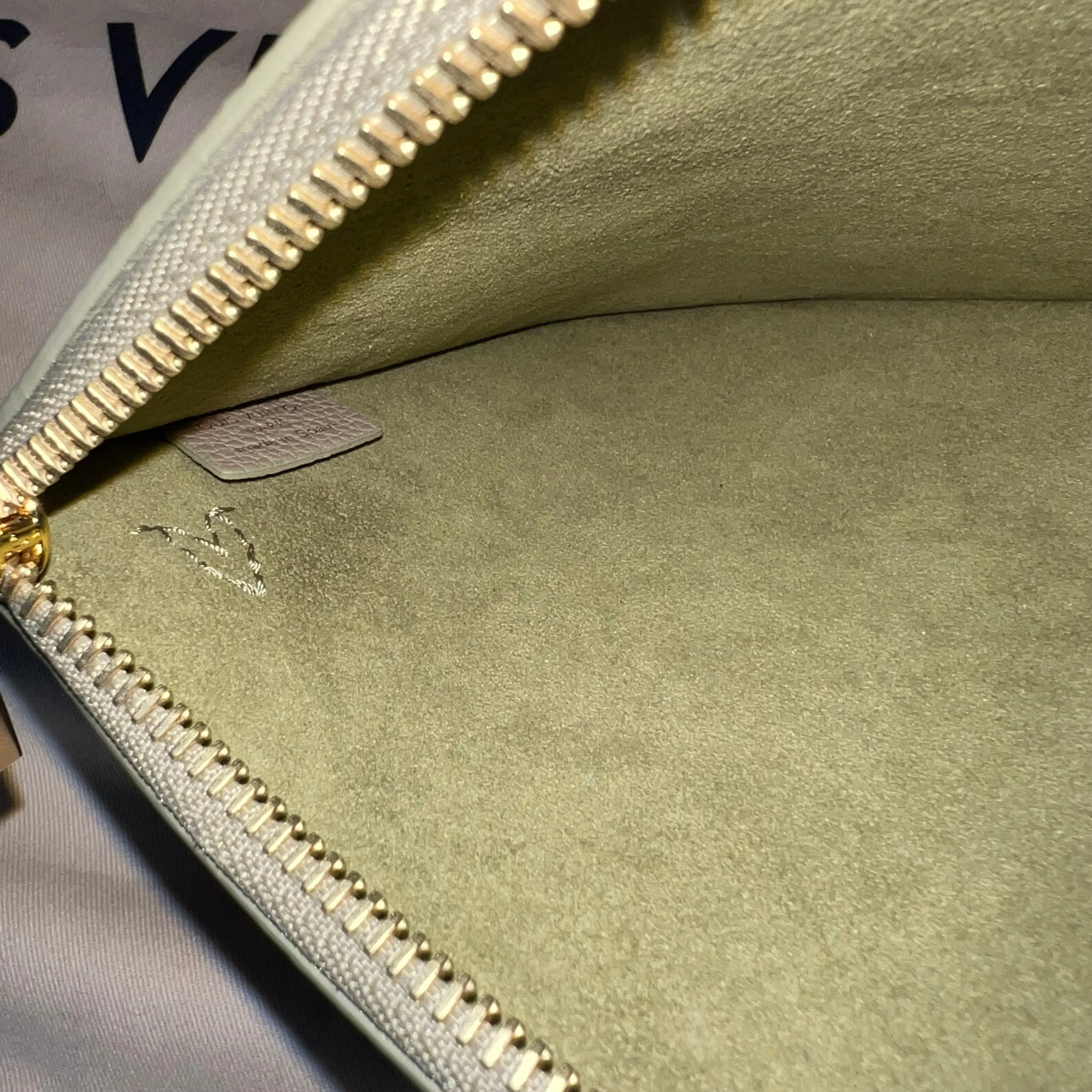 Louis Vuitton Neverfull MM Light
Khaki/Cream