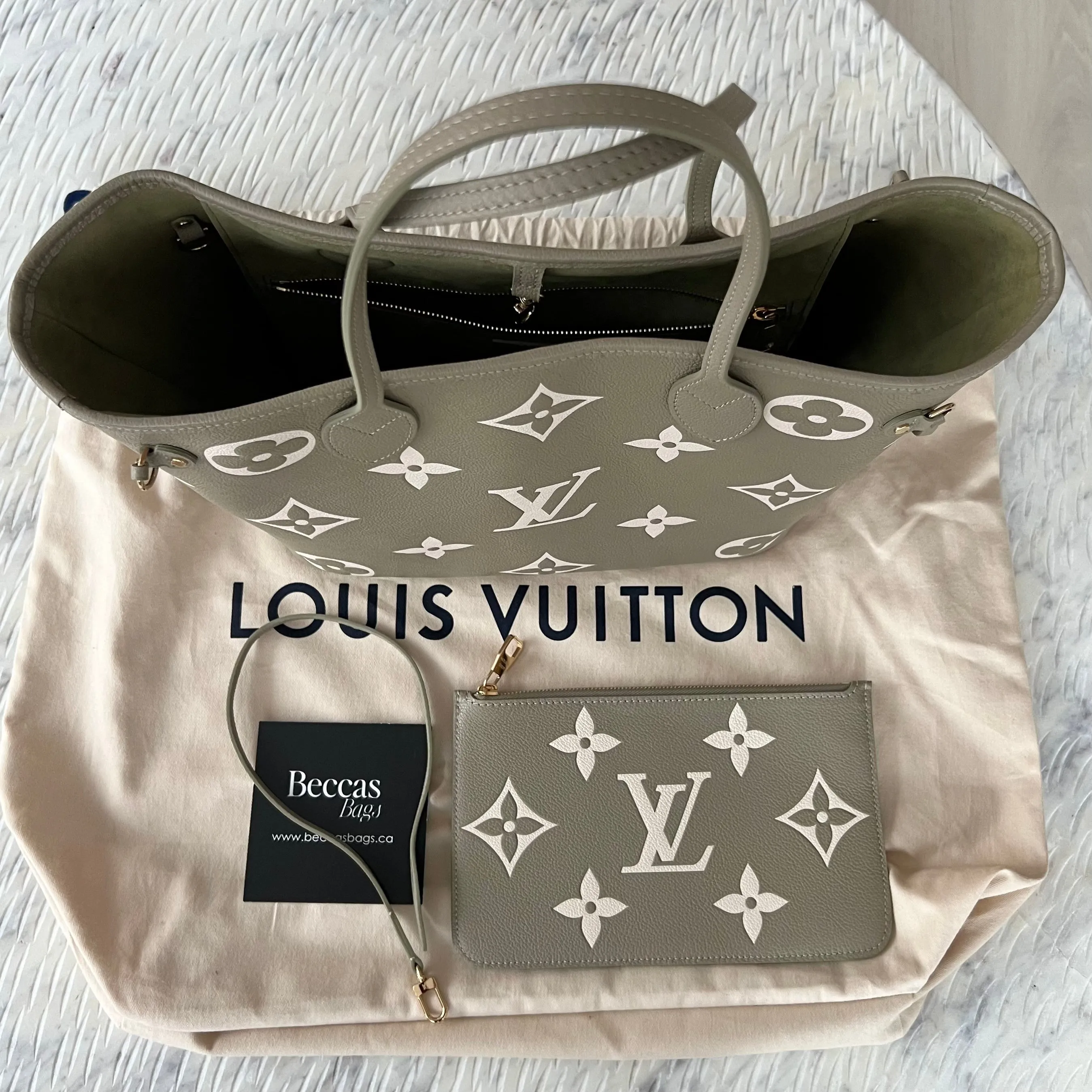 Louis Vuitton Neverfull MM Light
Khaki/Cream