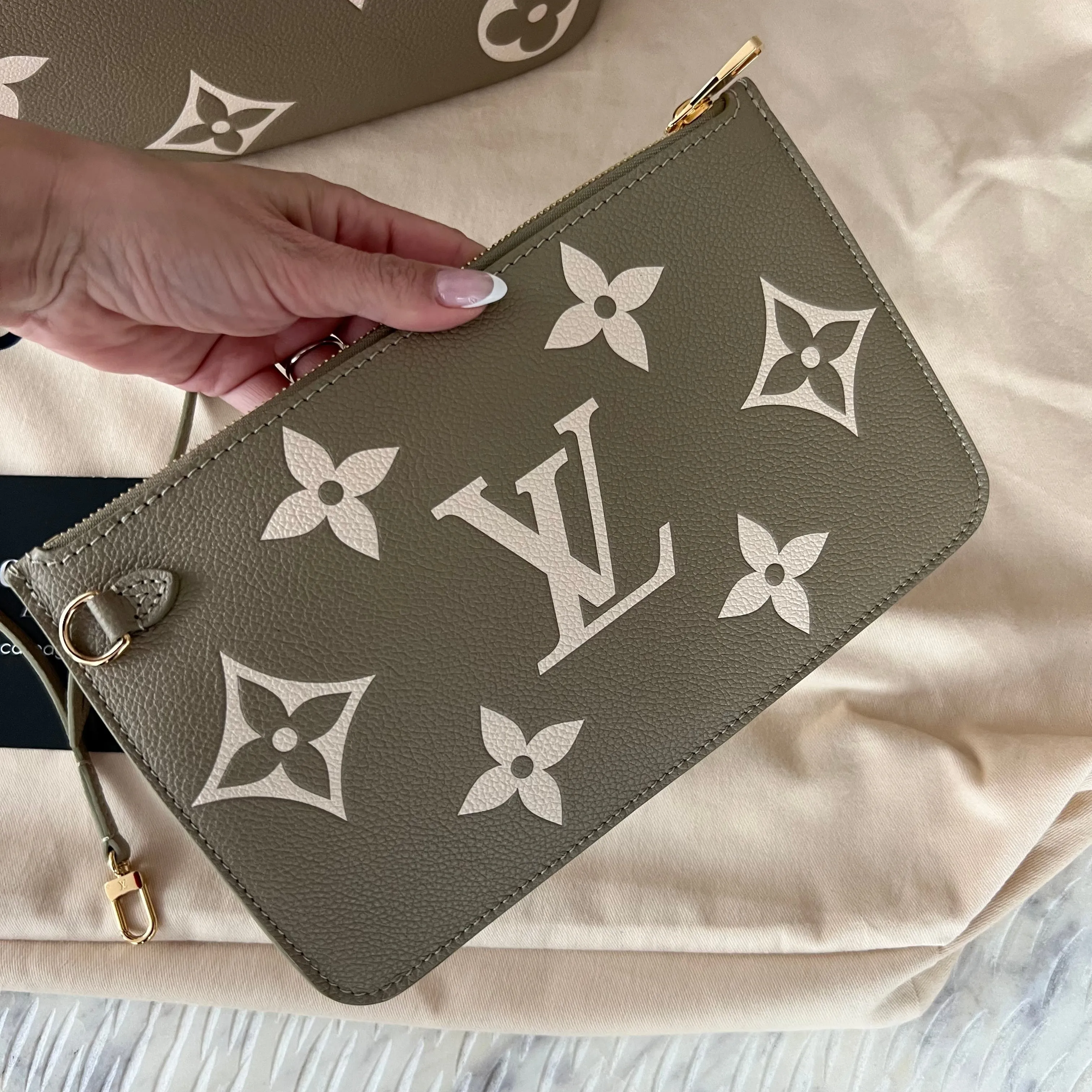 Louis Vuitton Neverfull MM Light
Khaki/Cream