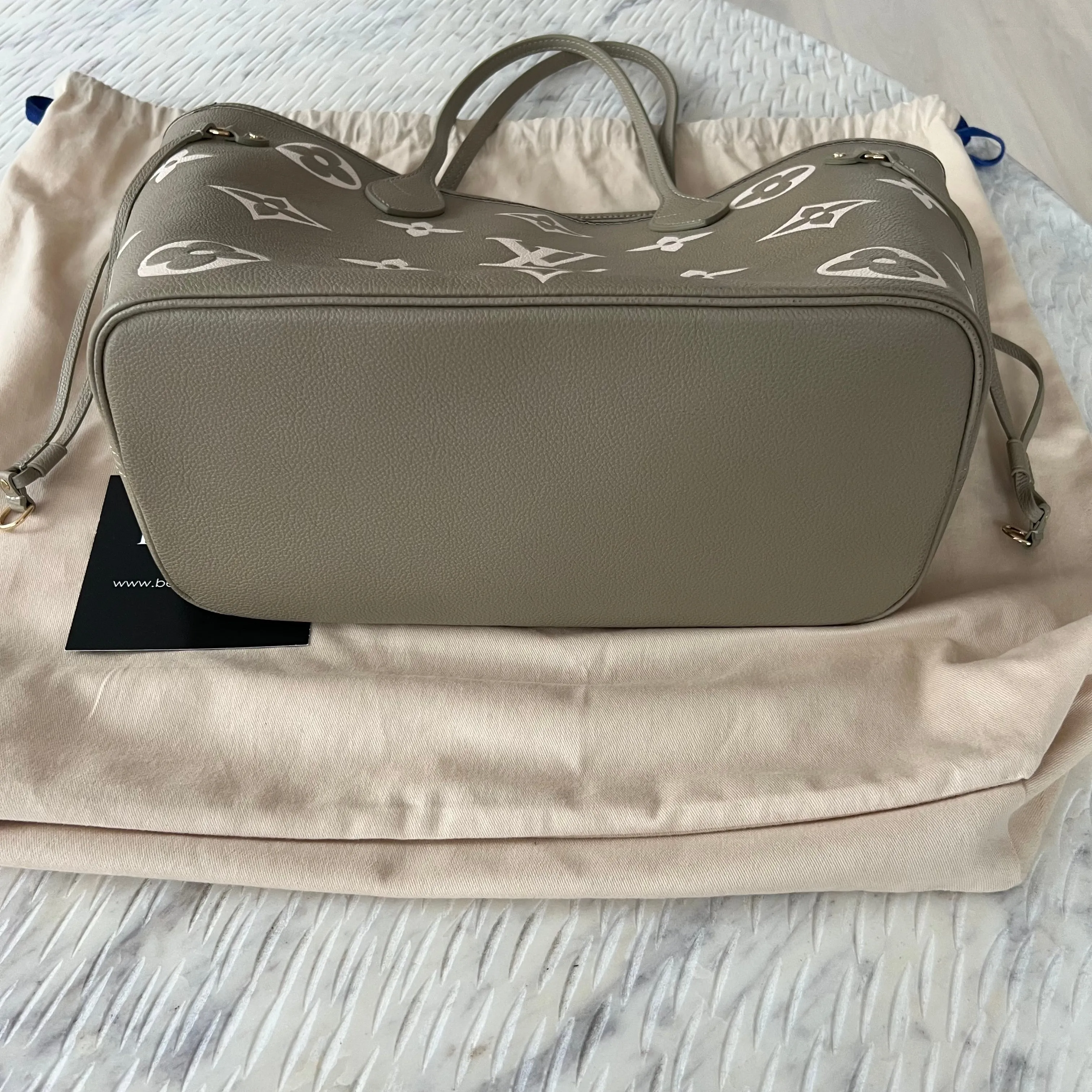 Louis Vuitton Neverfull MM Light
Khaki/Cream