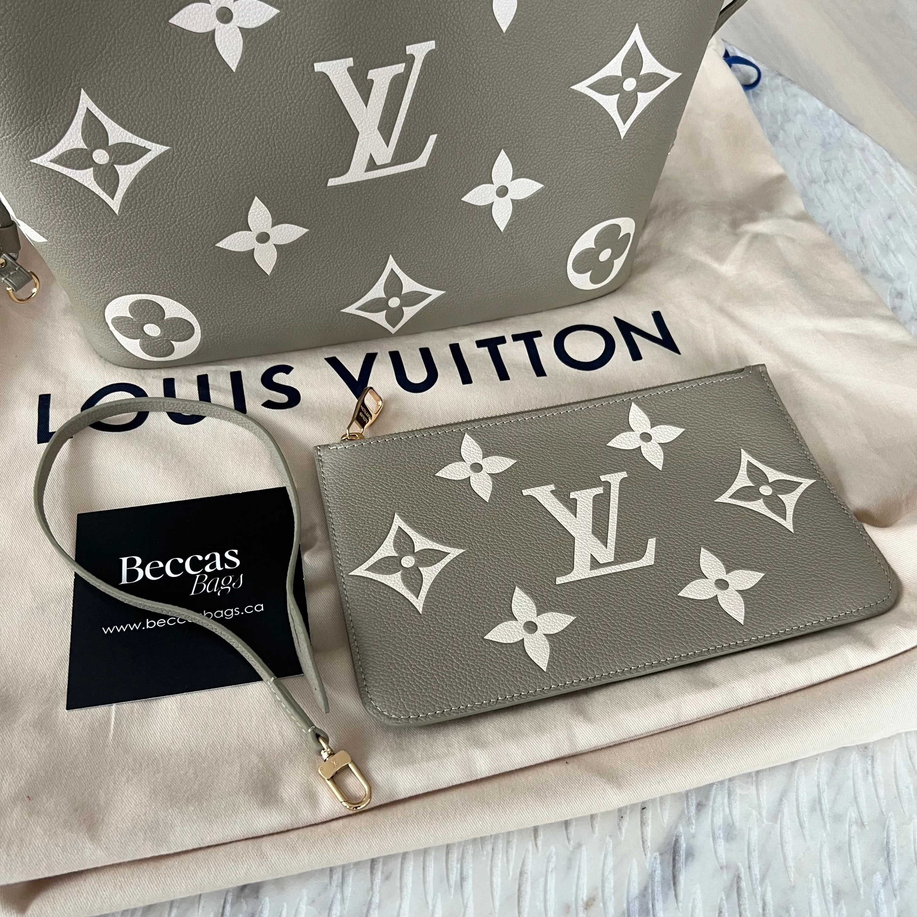 Louis Vuitton Neverfull MM Light
Khaki/Cream