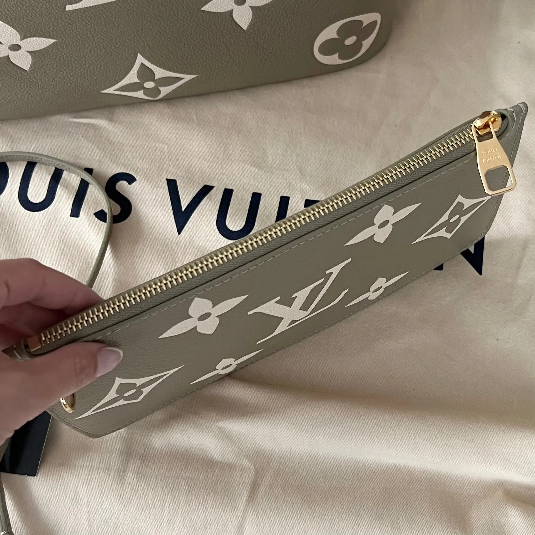 Louis Vuitton Neverfull MM Light
Khaki/Cream