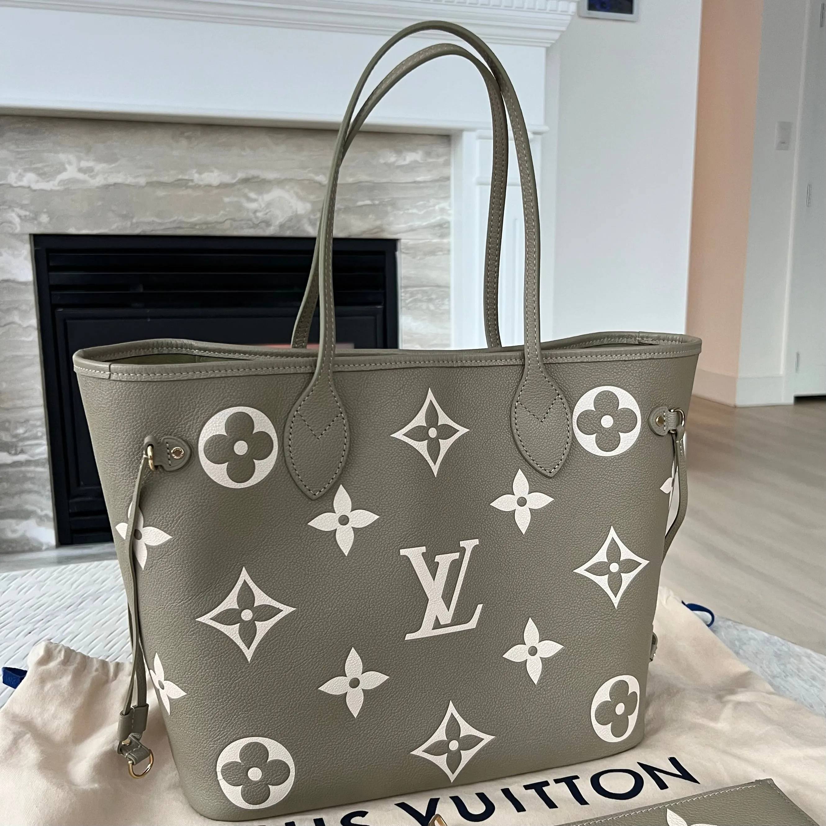 Louis Vuitton Neverfull MM Light
Khaki/Cream