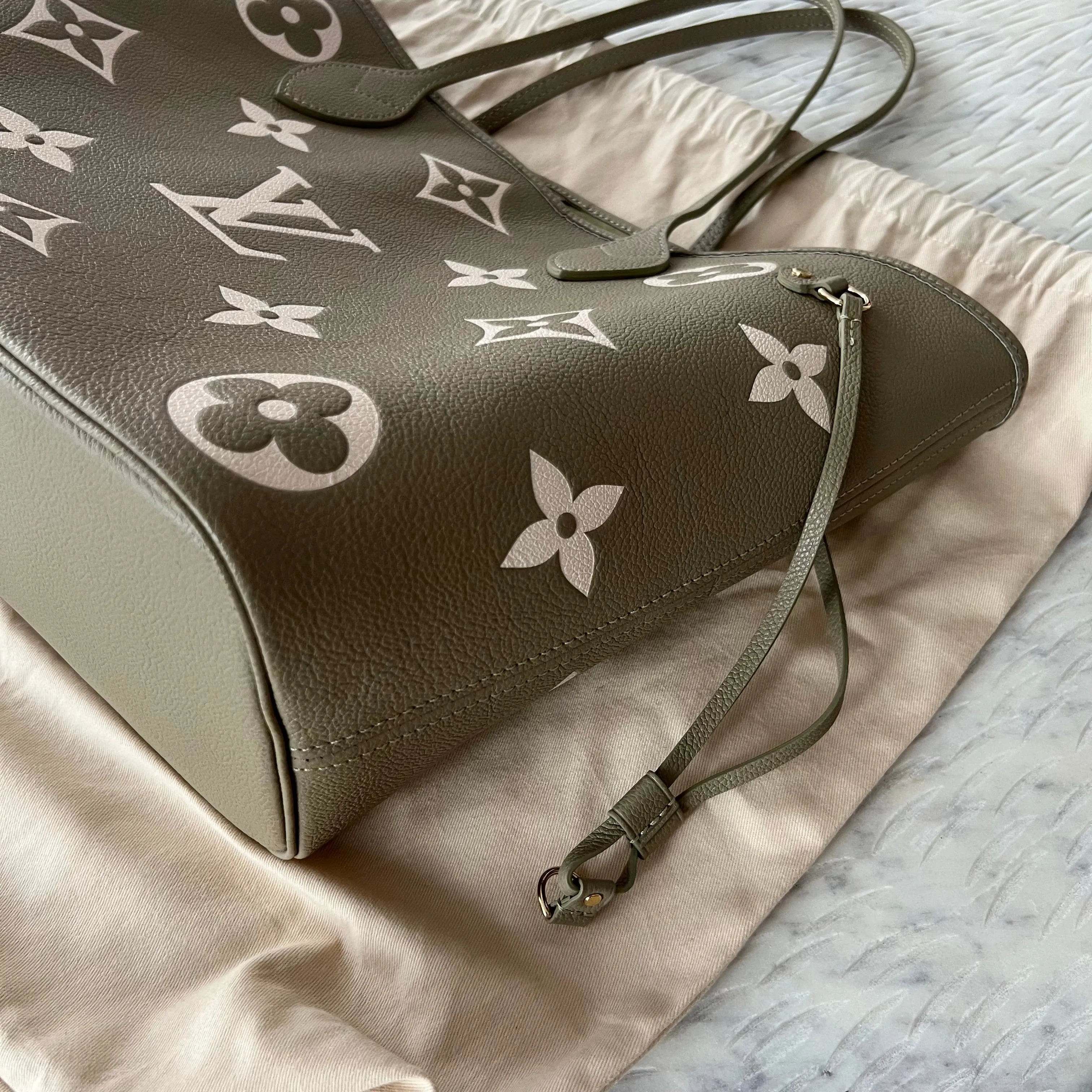 Louis Vuitton Neverfull MM Light
Khaki/Cream